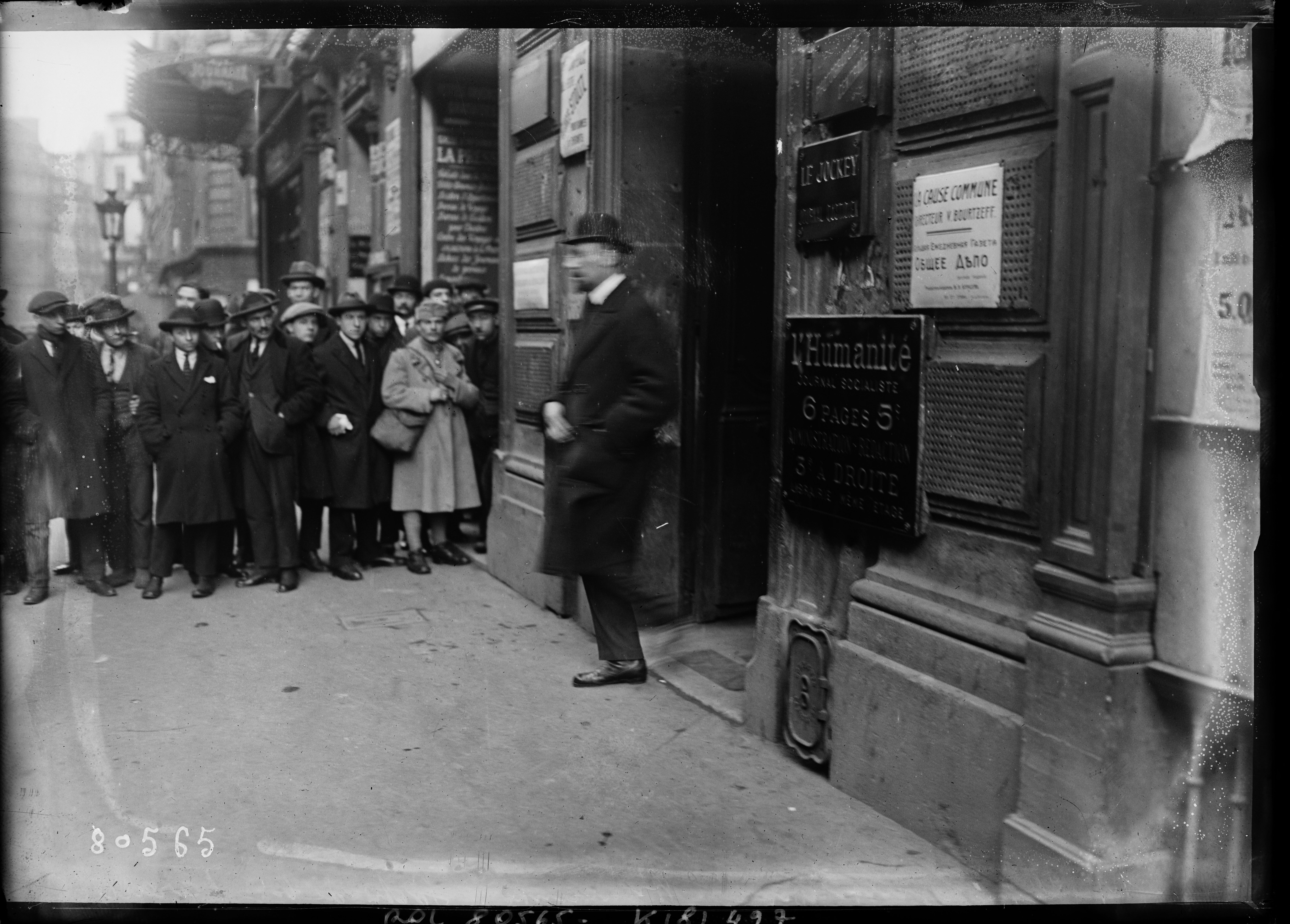 Sortie d’un responsable de police lors d’une perquisition dans les locaux de L’Humanité en 1923.
