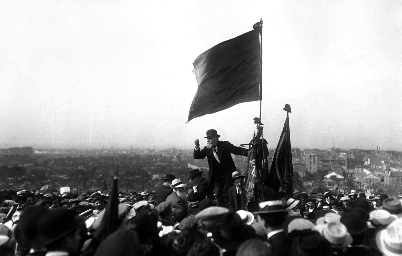 Jean Jaurès photographié en 1913, debout devant une foule.