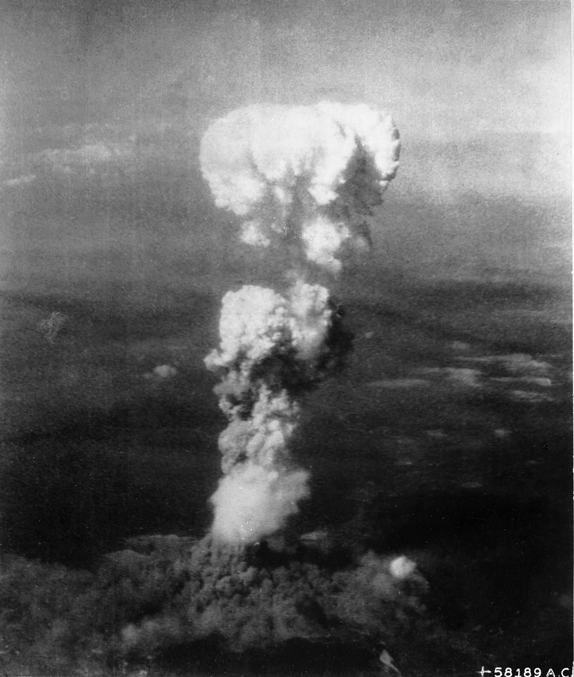Le champignon atomique au-dessus d'Hiroshima, le 6 août 1945.