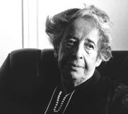 Photographie de Hannah Arendt, cigarette à la main, regard tourné vers l'objectif.