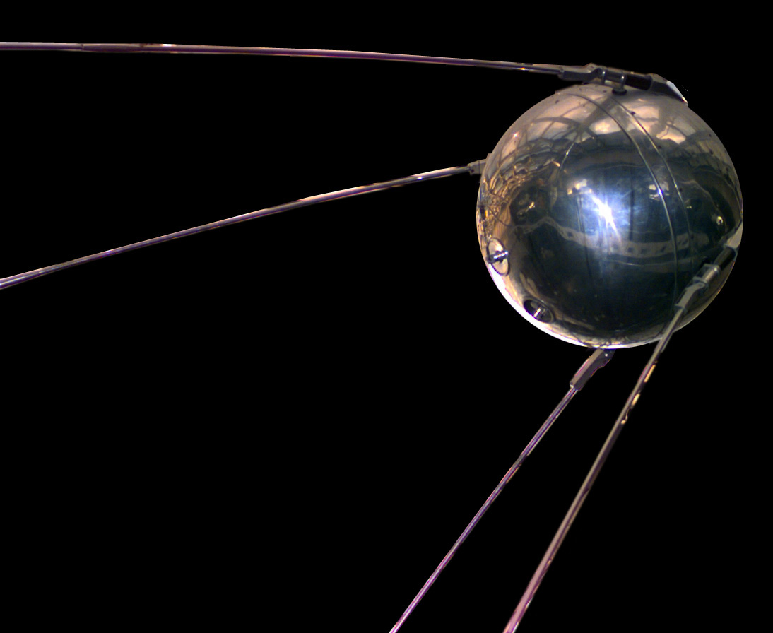 Le satellite Spoutnik 1 : une sphère métallique munie de quatre longues antennes.