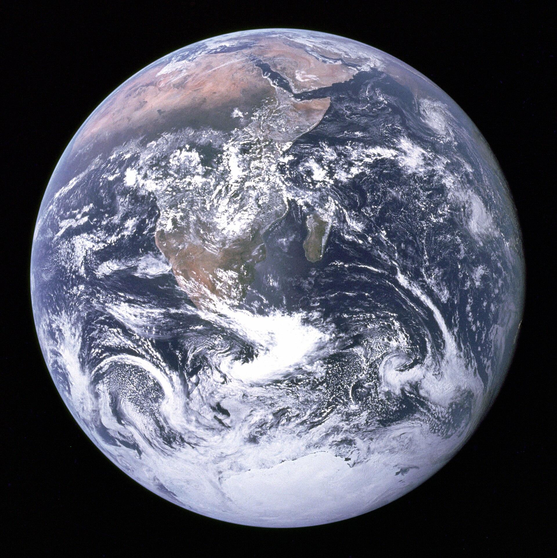 Photographie de la Terre entière vue depuis Apollo 17.