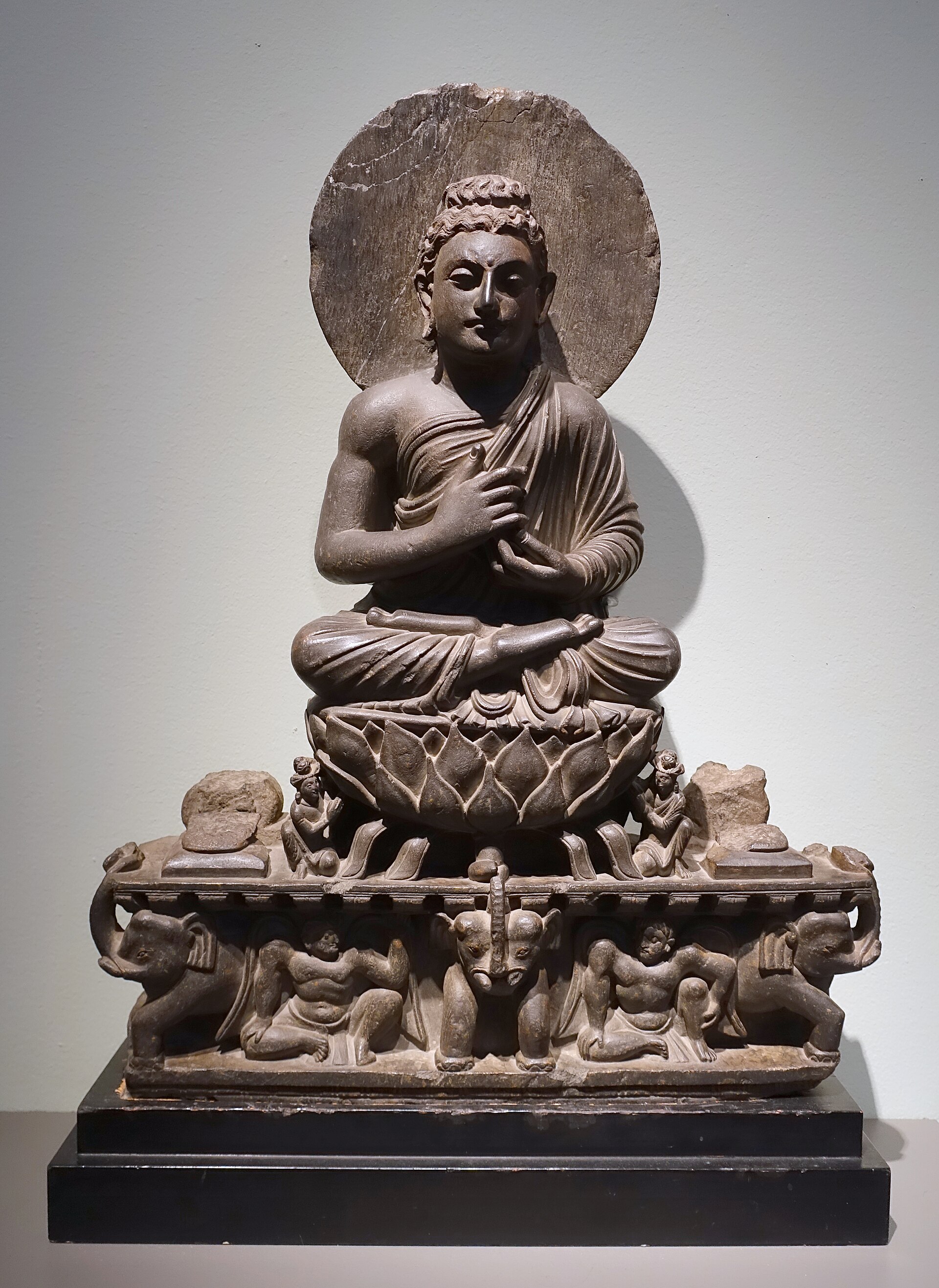 Statue ancienne de Bouddha assis en méditation.