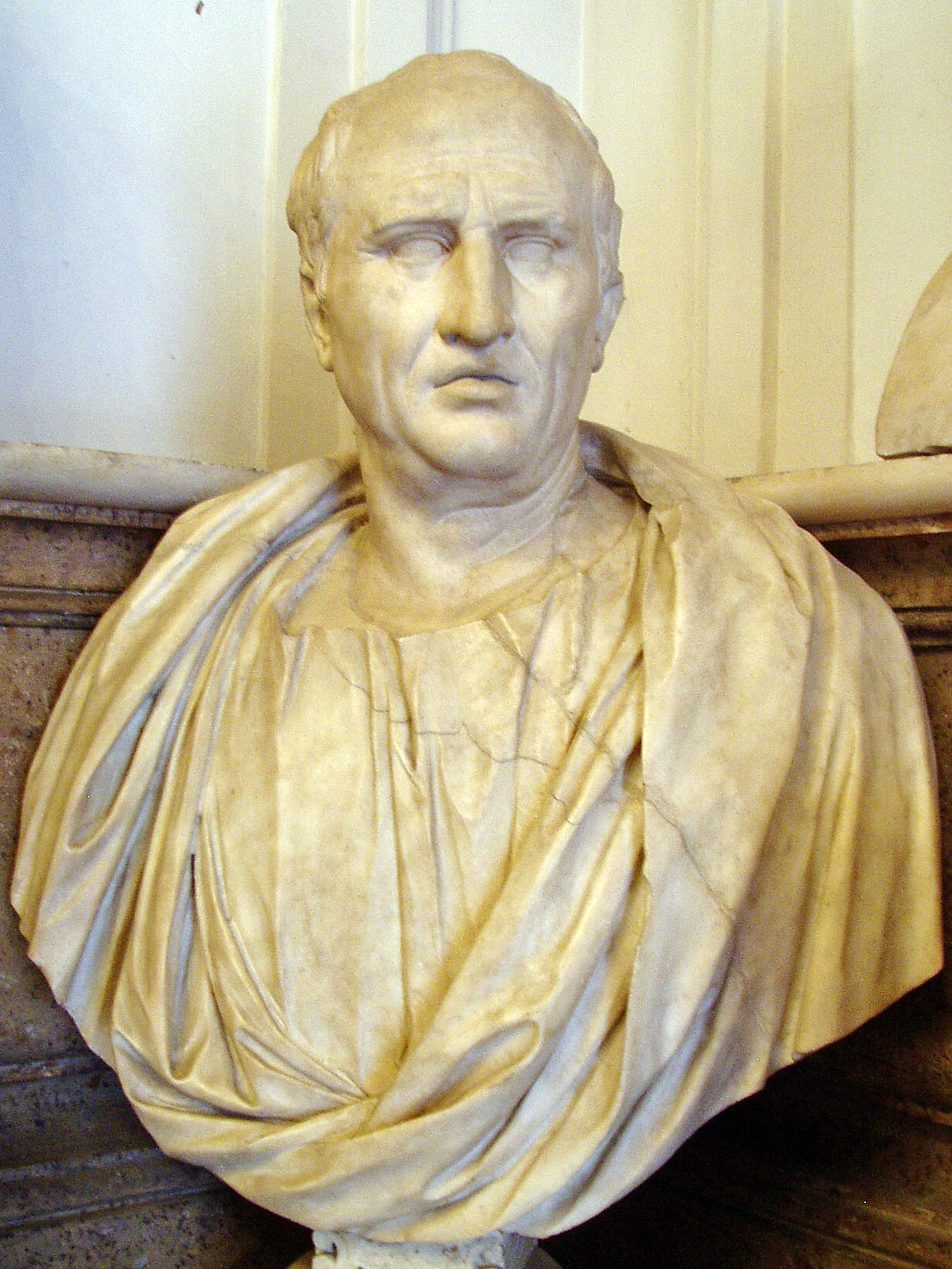 Buste de Cicéron en marbre, visage marqué, regard de côté.