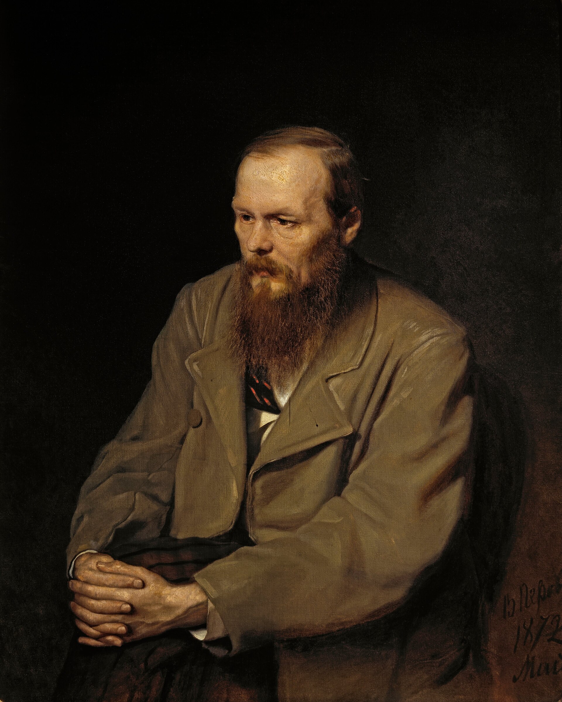 Portrait peint de Dostoïevski, mains croisées, fond sombre.
