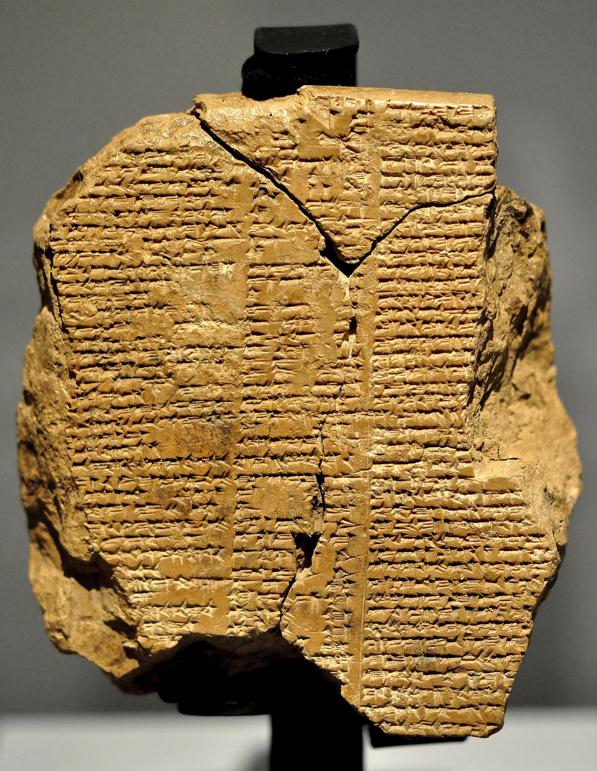 Tablette d'argile couverte d'écriture cunéiforme, épopée de Gilgamesh.