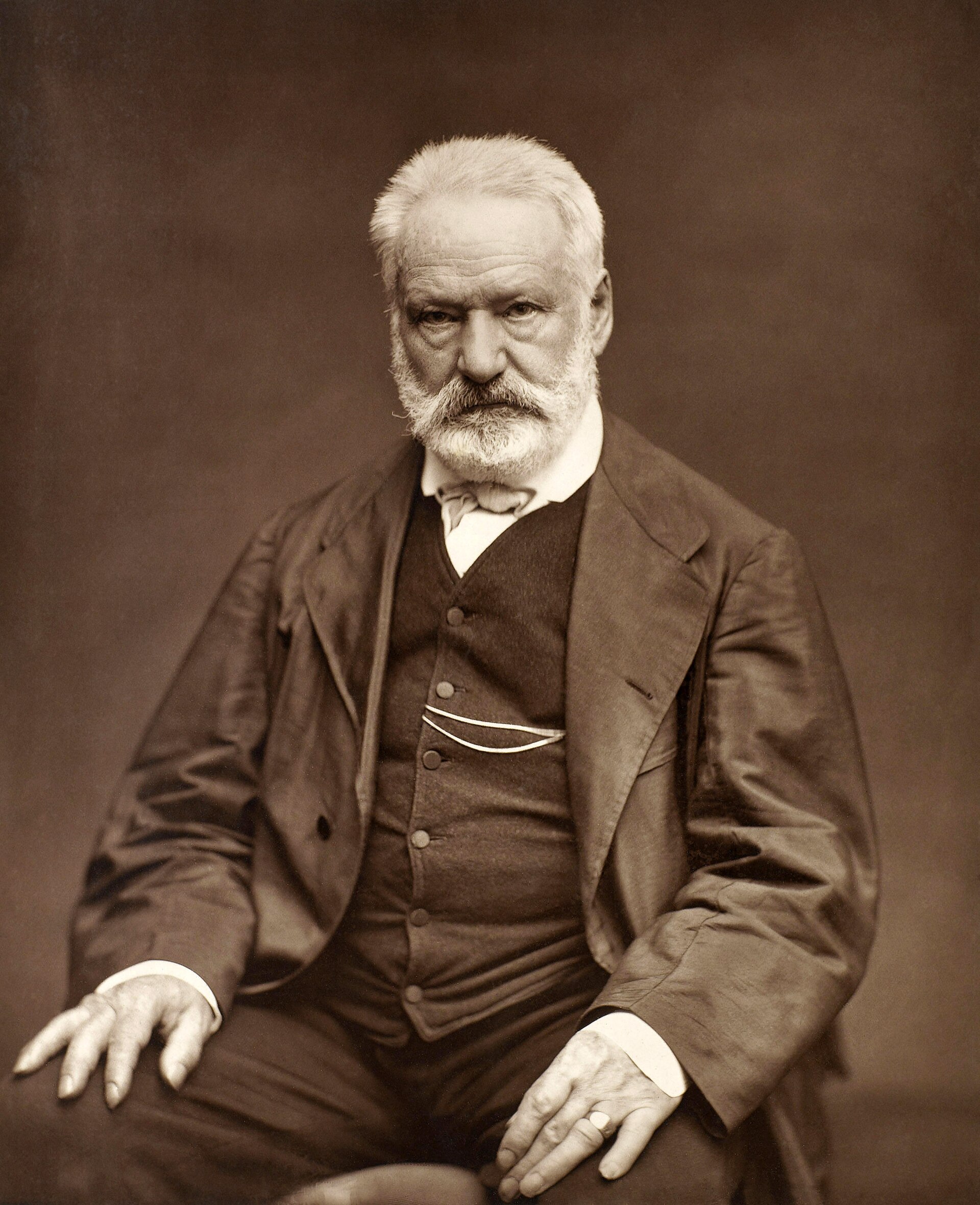 Photographie de Victor Hugo, barbe blanche, regard de trois quarts.