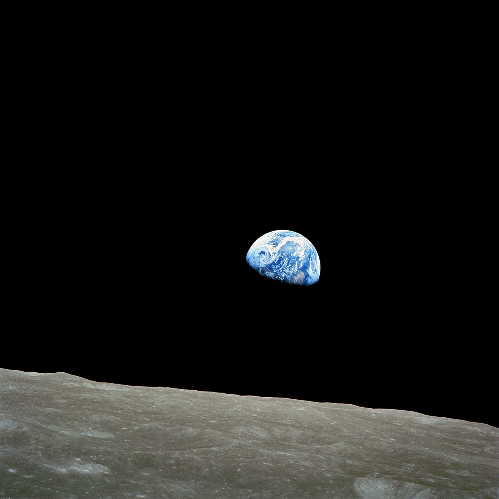 La Terre se levant au-dessus de l'horizon lunaire, photographie d'Apollo 8 en 1968.