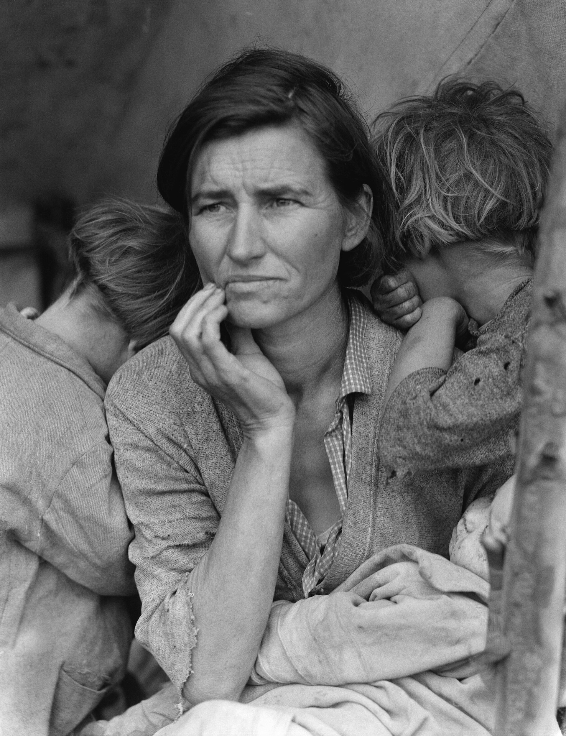 Photographie de Dorothea Lange : une mère et ses enfants, regard inquiet, crise de 1936.