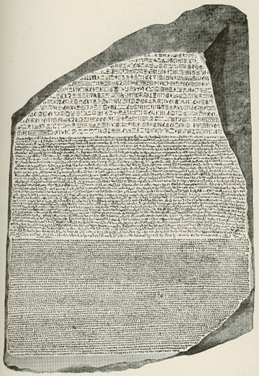 Pierre de granit couverte d'inscriptions hiéroglyphiques, démotiques et grecques.