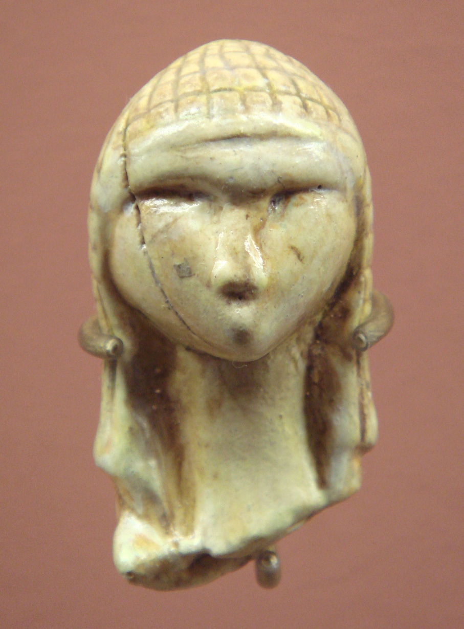 Petite statuette préhistorique représentant un visage humain sculpté dans l'ivoire.